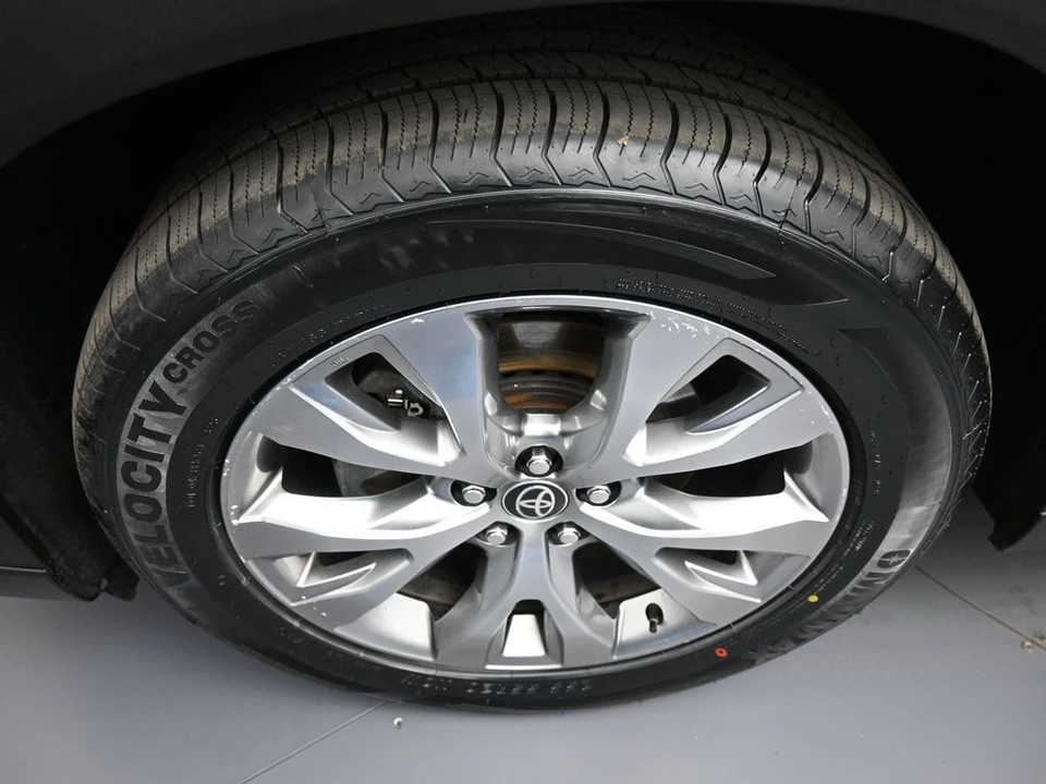 2025 Toyota Highlander - Image 14 of 31