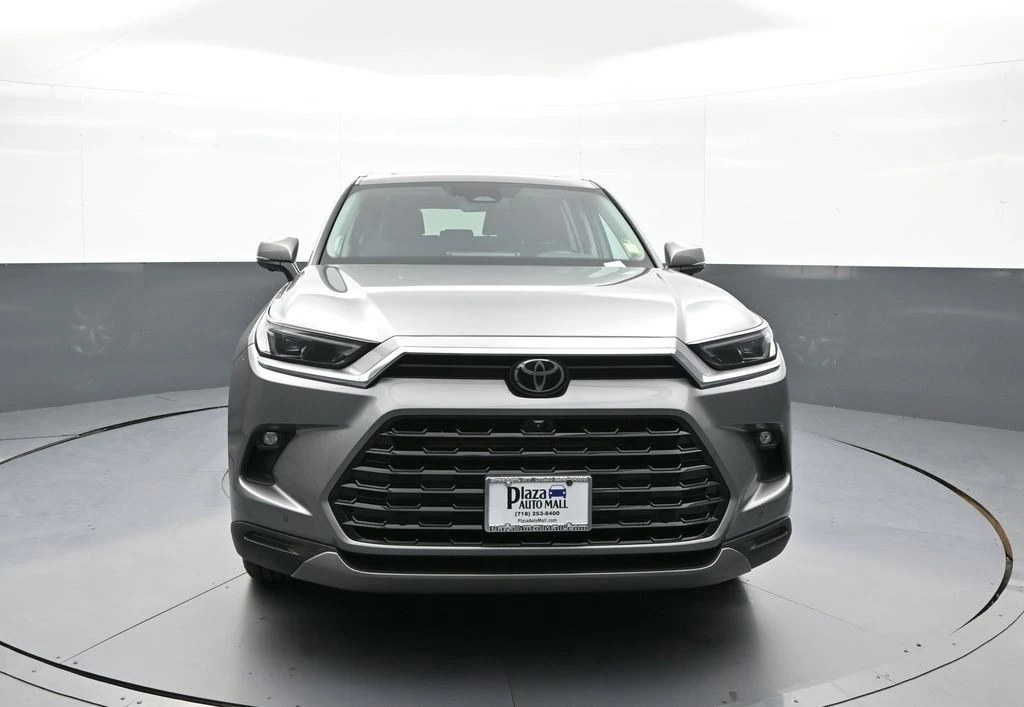 2025 Toyota Highlander - Image 2 of 31