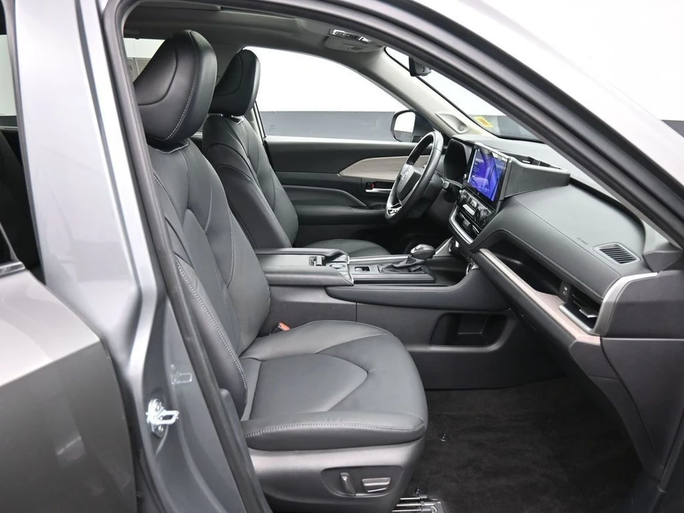 2025 Toyota Highlander - Image 27 of 31