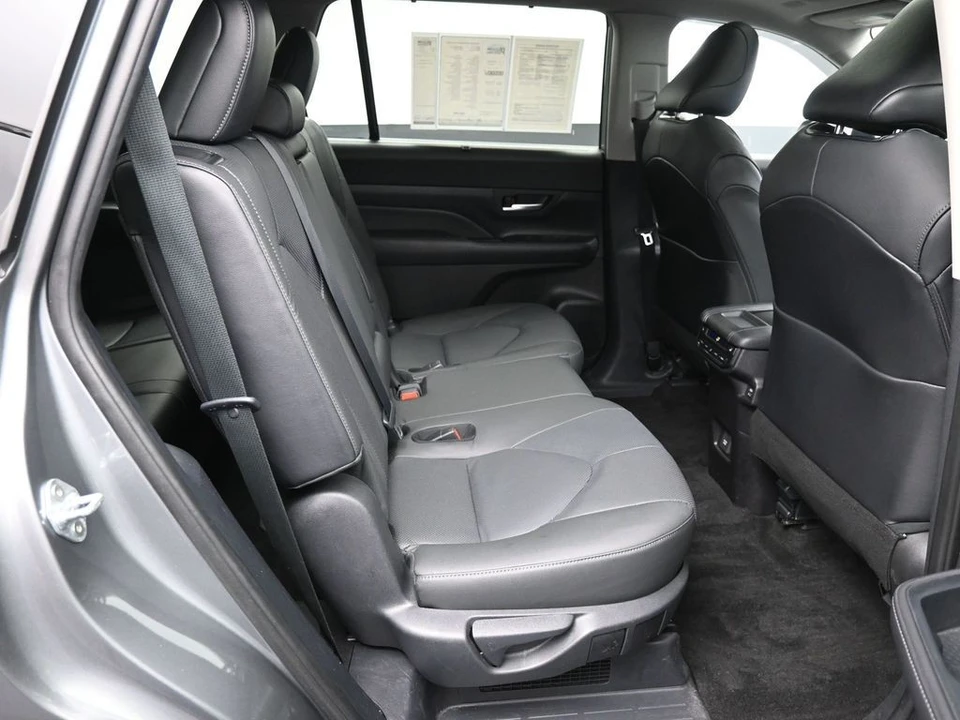 2025 Toyota Highlander - Image 26 of 31