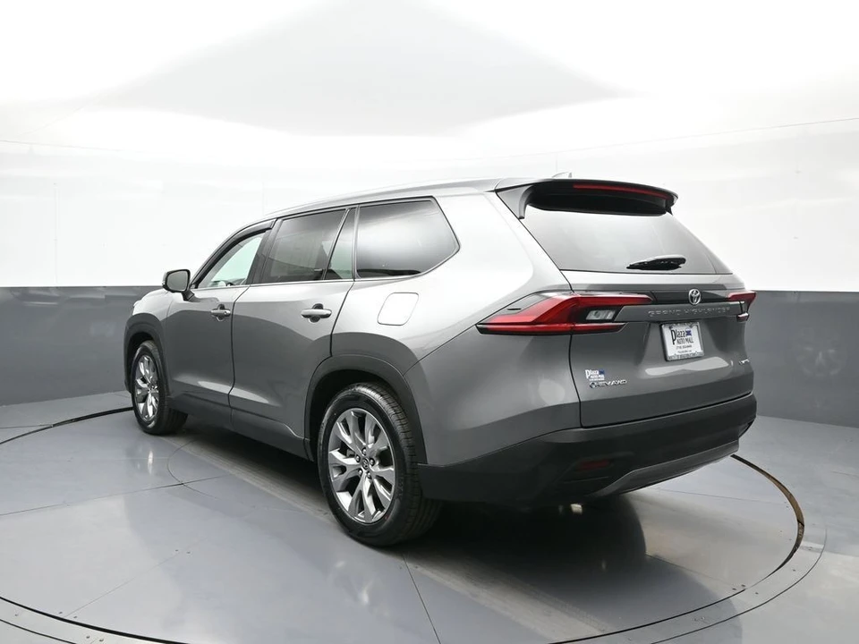 2025 Toyota Highlander - Image 8 of 31