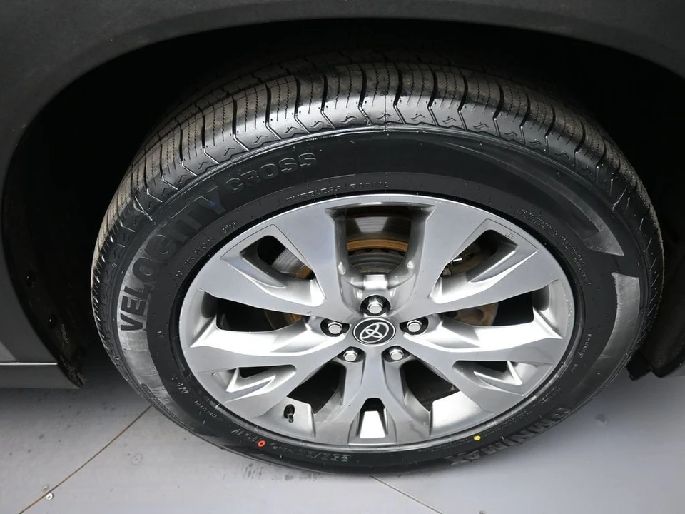 2025 Toyota Highlander - Image 13 of 31