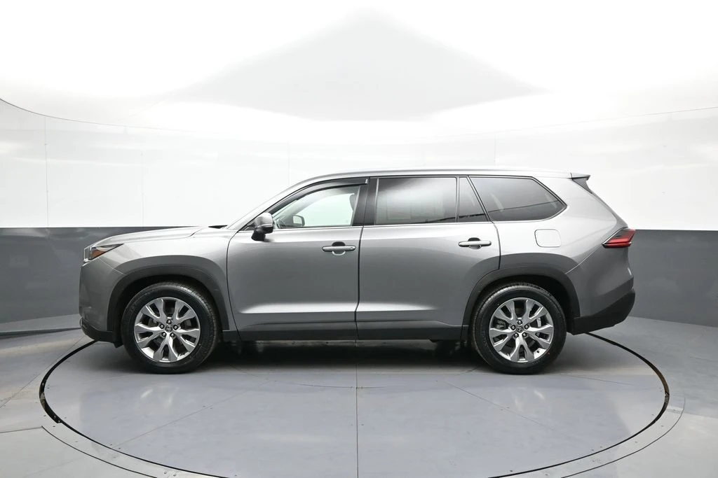 2025 Toyota Highlander - Image 9 of 31
