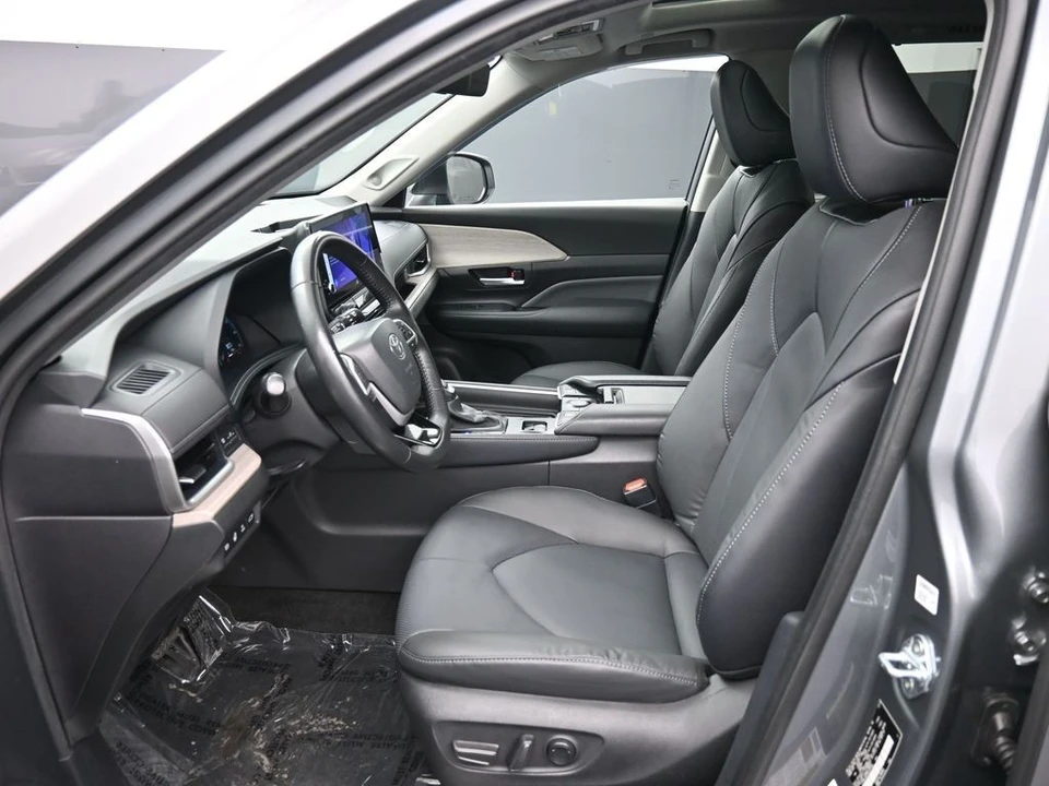 2025 Toyota Highlander - Image 19 of 31
