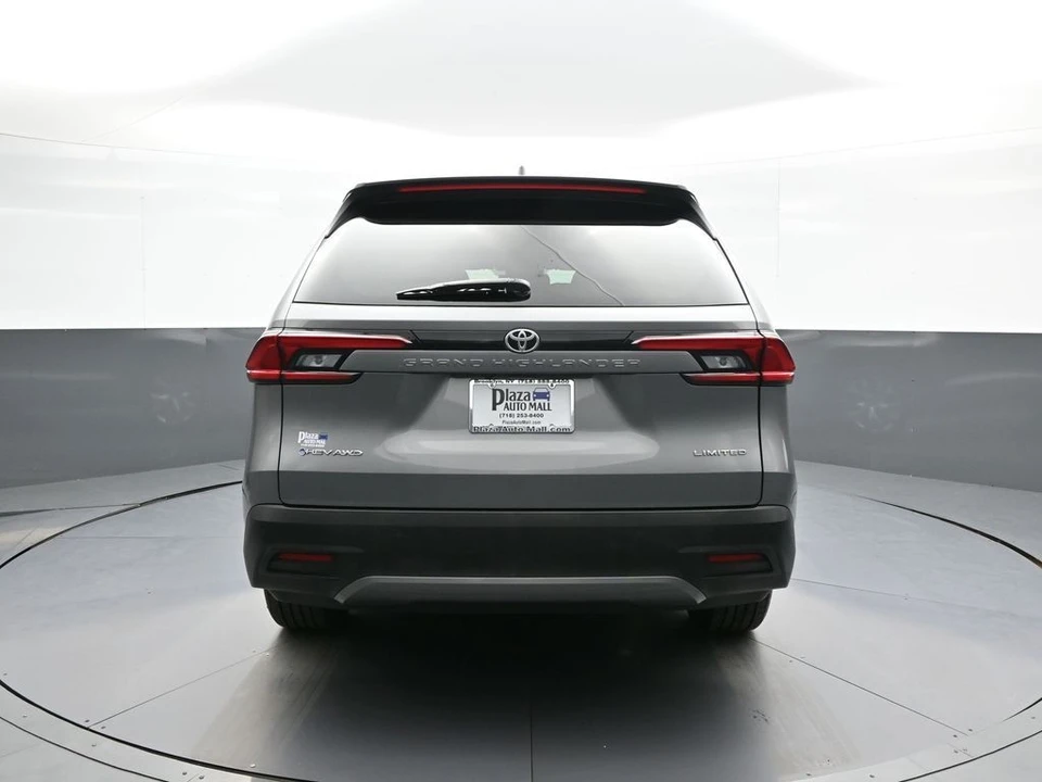 2025 Toyota Highlander - Image 7 of 31