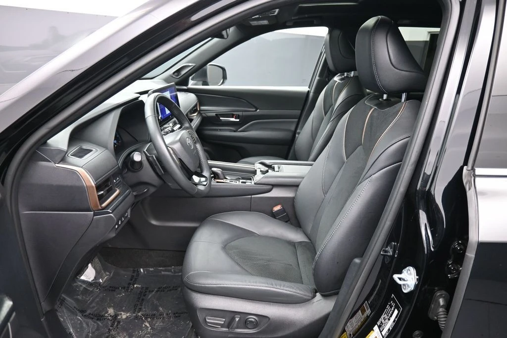 2025 Toyota Highlander - Image 20 of 31
