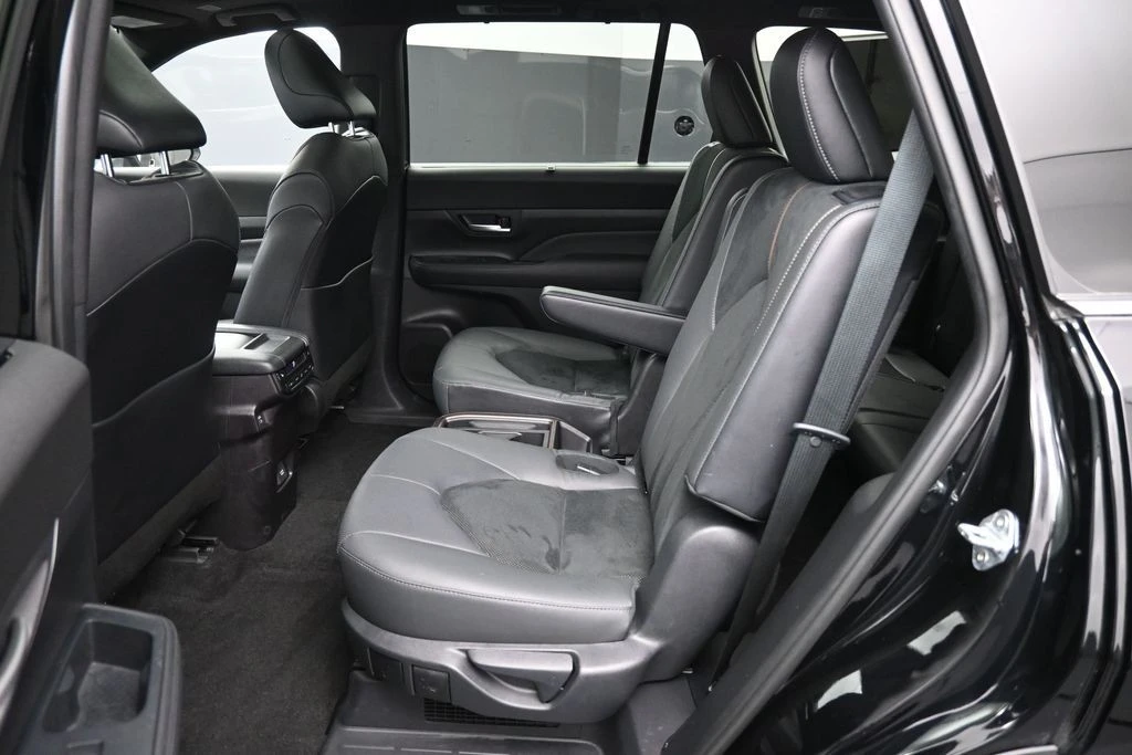 2025 Toyota Highlander - Image 23 of 31