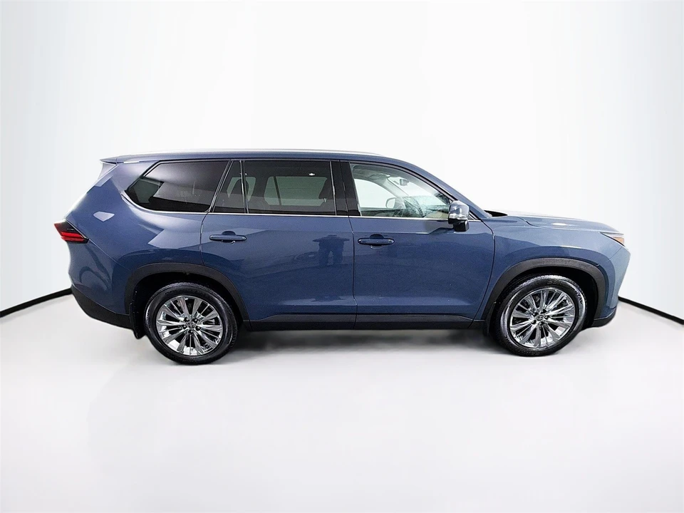 2025 Toyota Highlander - Image 9 of 12