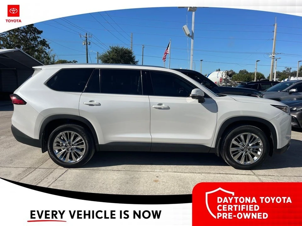 2025 Toyota Highlander - Image 2 of 10