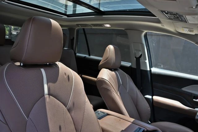 2025 Toyota Highlander - Image 10 of 21