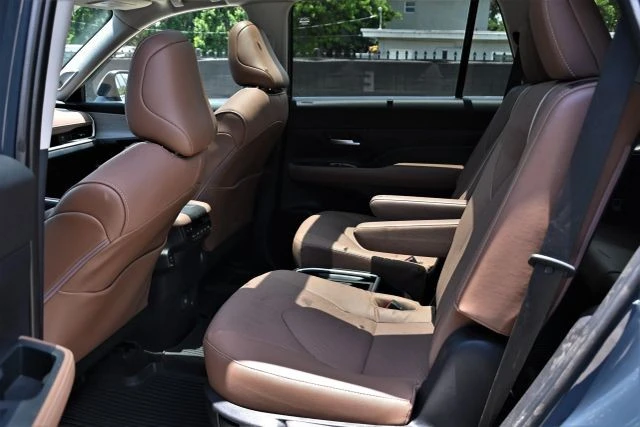 2025 Toyota Highlander - Image 15 of 21