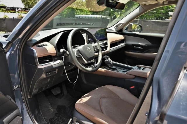 2025 Toyota Highlander - Image 11 of 21