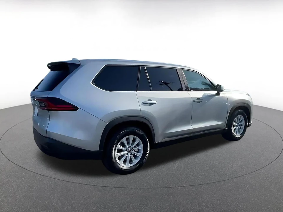 2025 Toyota Highlander - Image 12 of 31