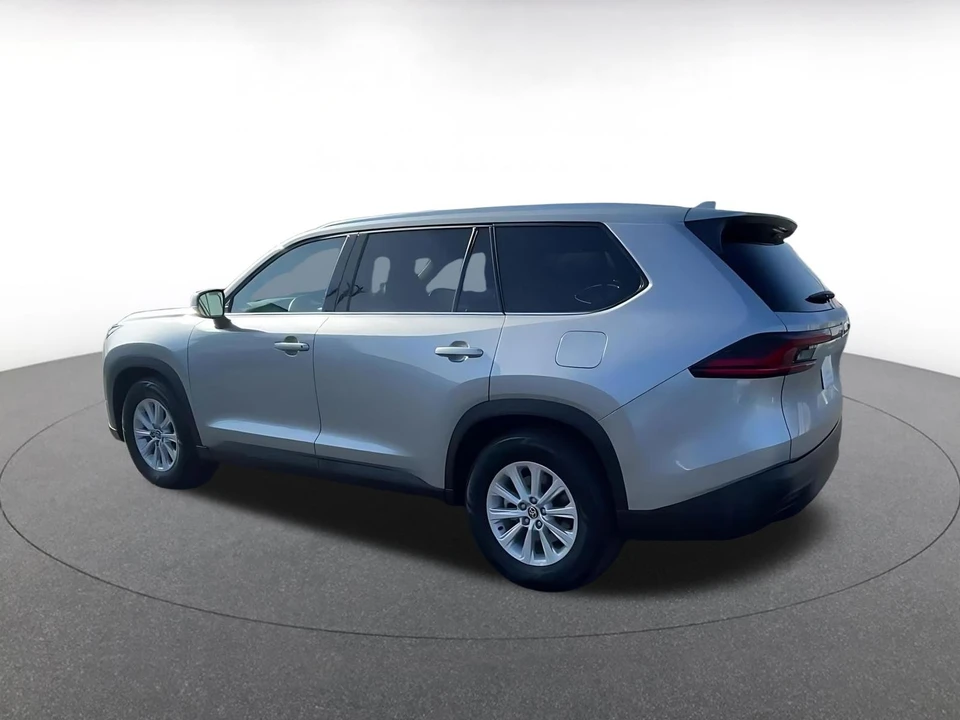2025 Toyota Highlander - Image 8 of 31