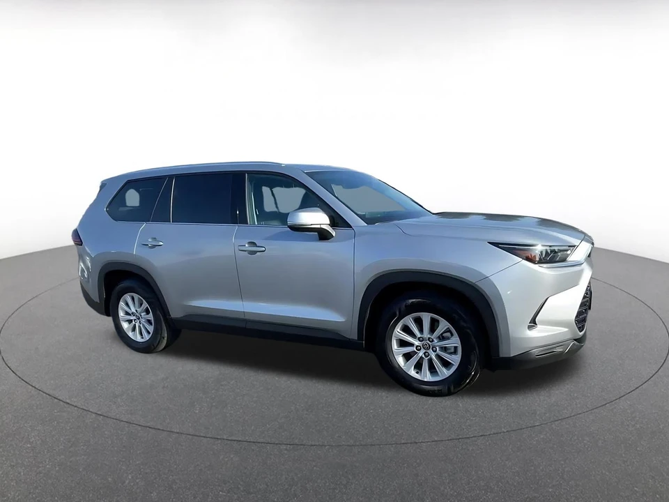 2025 Toyota Highlander - Image 2 of 31