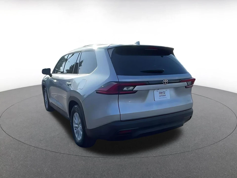 2025 Toyota Highlander - Image 9 of 31