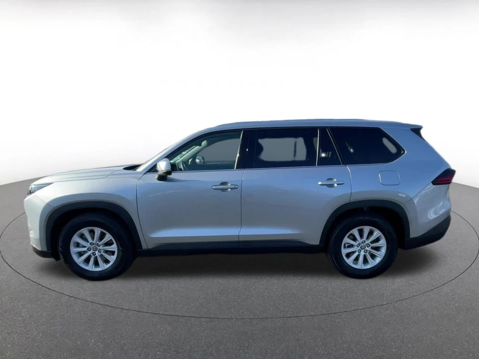 2025 Toyota Highlander - Image 7 of 31