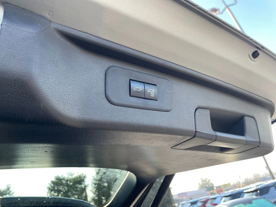 2025 Toyota Highlander - Image 20 of 31