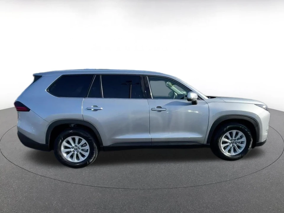 2025 Toyota Highlander - Image 13 of 31