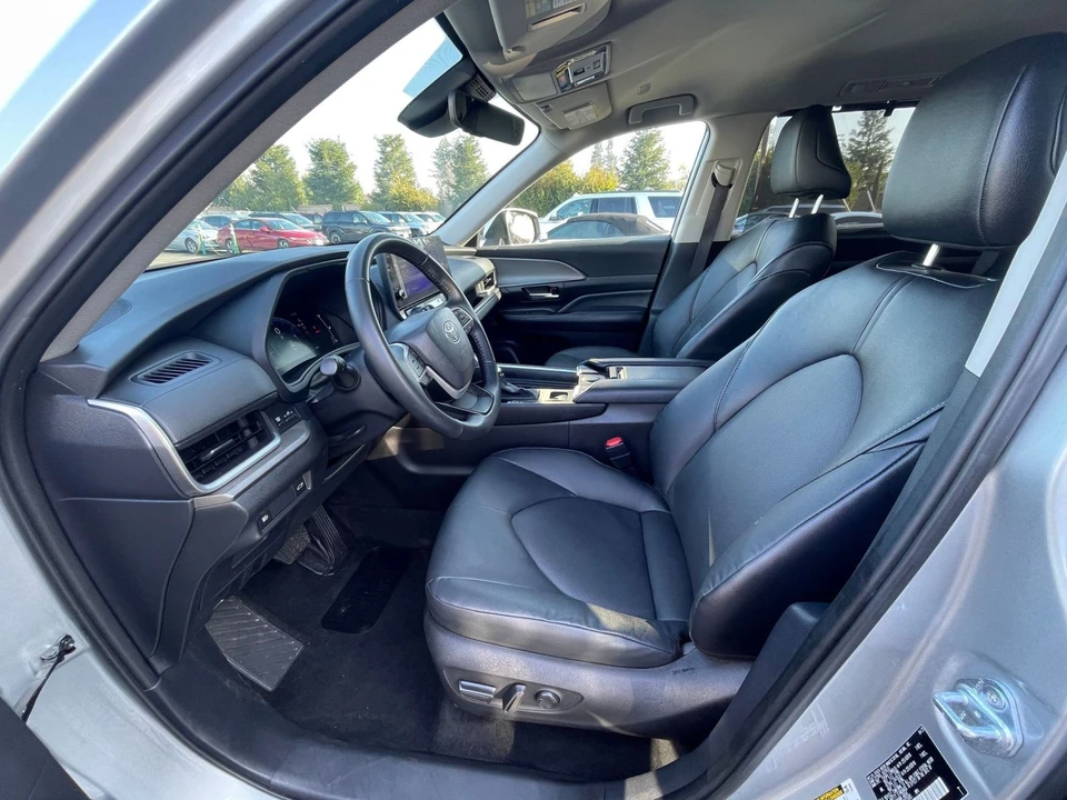 2025 Toyota Highlander - Image 24 of 31