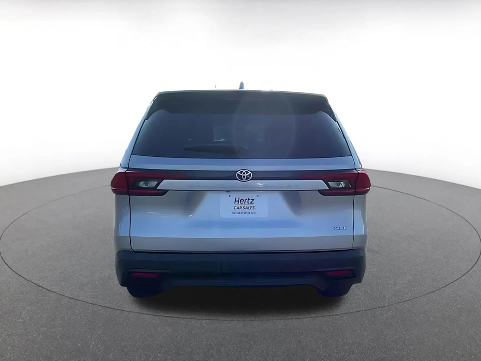 2025 Toyota Highlander - Image 10 of 31