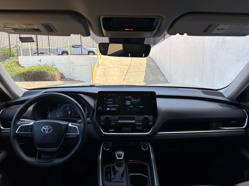 2025 Toyota Highlander - Image 30 of 31