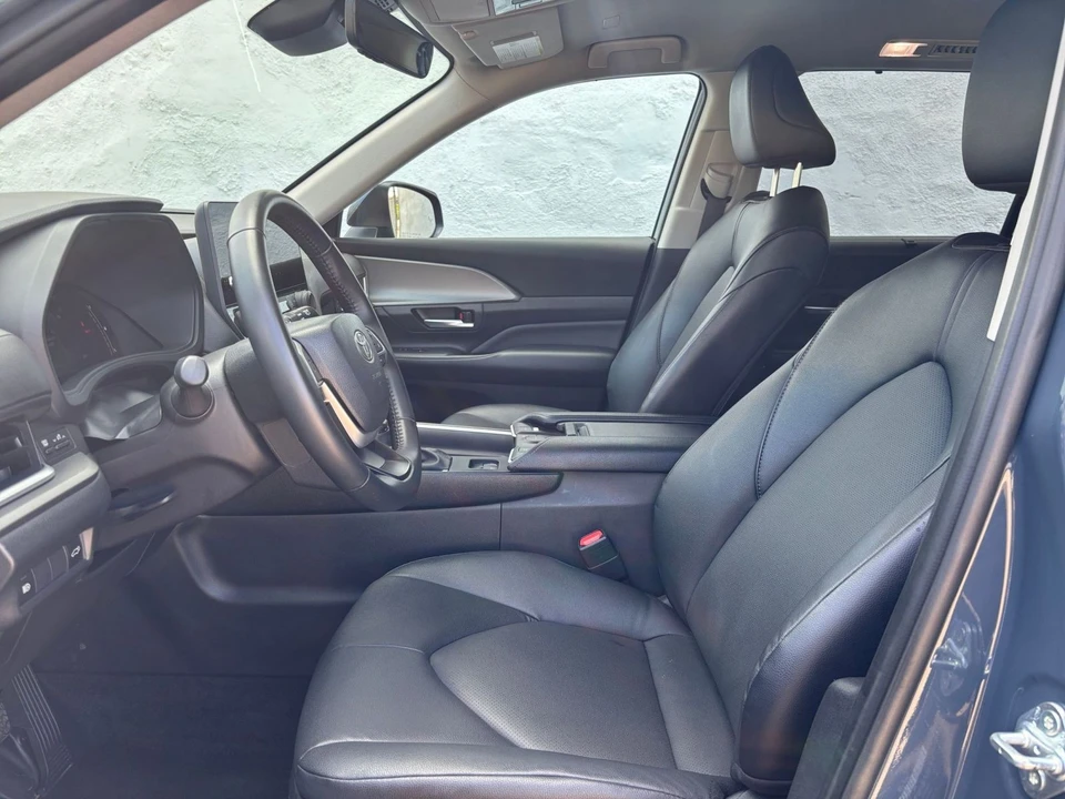 2025 Toyota Highlander - Image 23 of 31