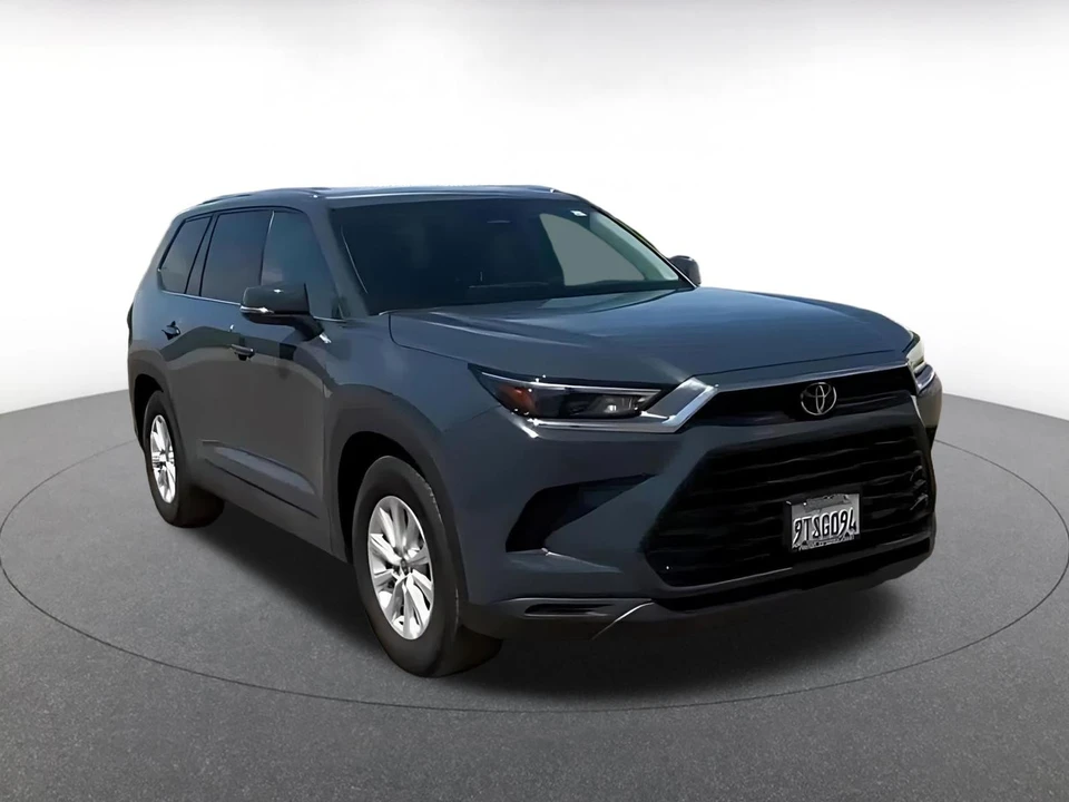 2025 Toyota Highlander - Image 3 of 31