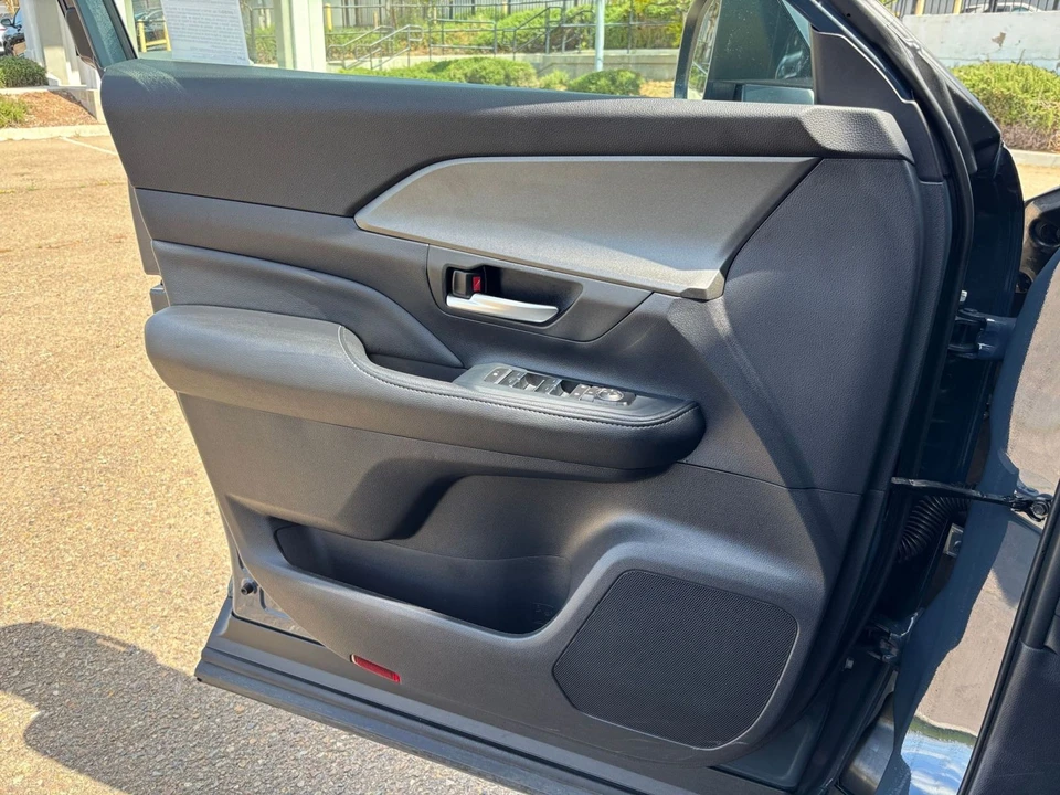 2025 Toyota Highlander - Image 20 of 31