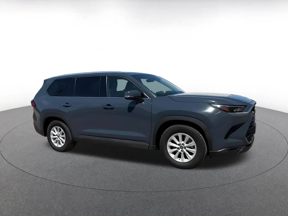 2025 Toyota Highlander - Image 2 of 31