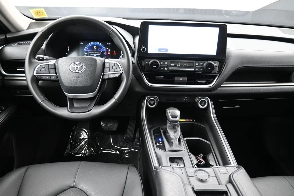 2025 Toyota Highlander - Image 20 of 31