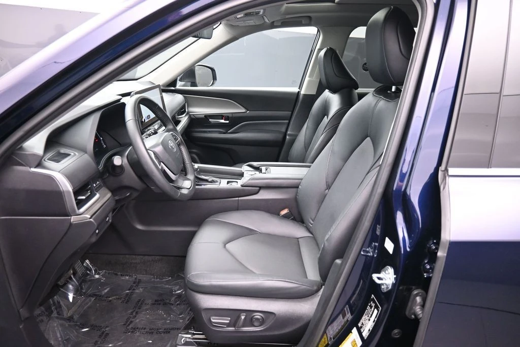 2025 Toyota Highlander - Image 19 of 31