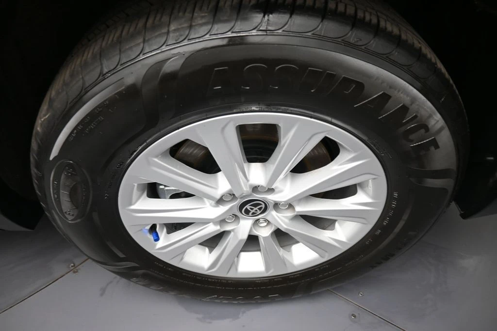 2025 Toyota Highlander - Image 15 of 31
