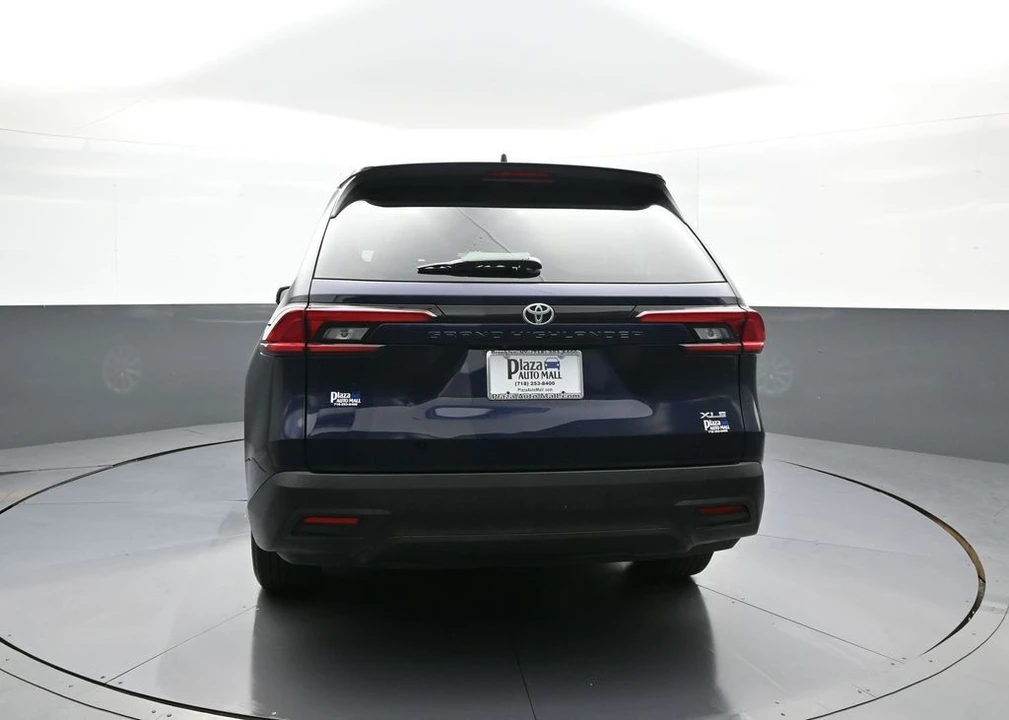 2025 Toyota Highlander - Image 7 of 31