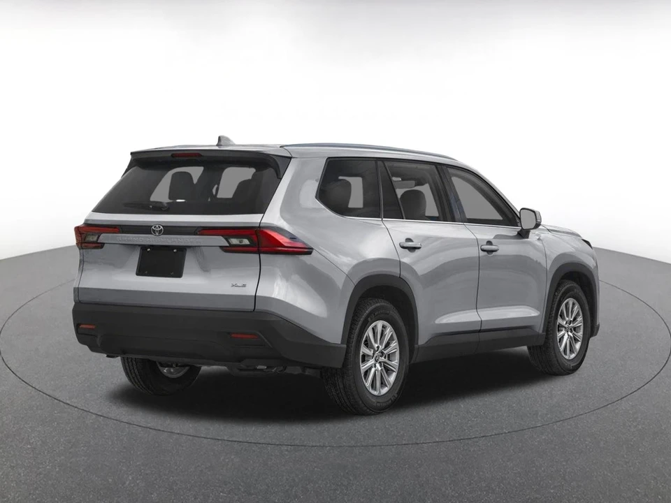 2025 Toyota Highlander - Image 2 of 15