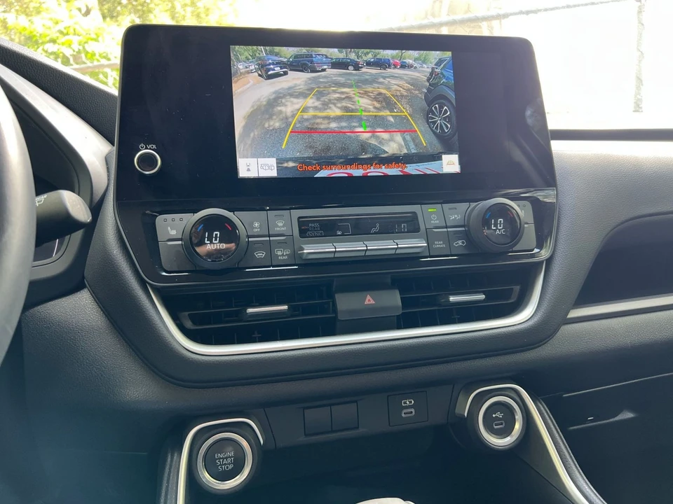 2025 Toyota Highlander - Image 19 of 31