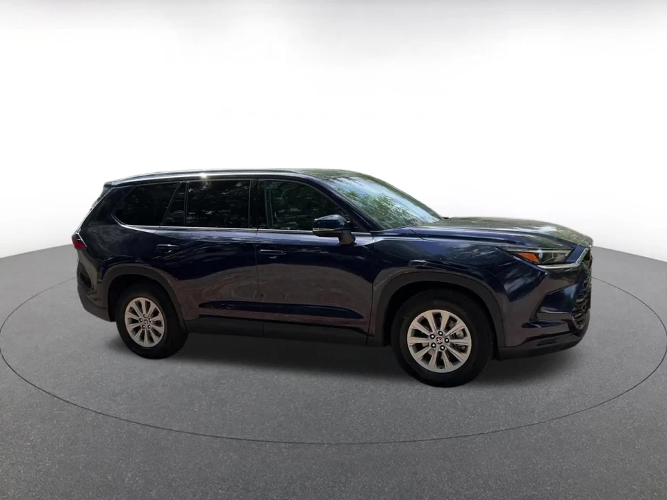 2025 Toyota Highlander - Image 2 of 31