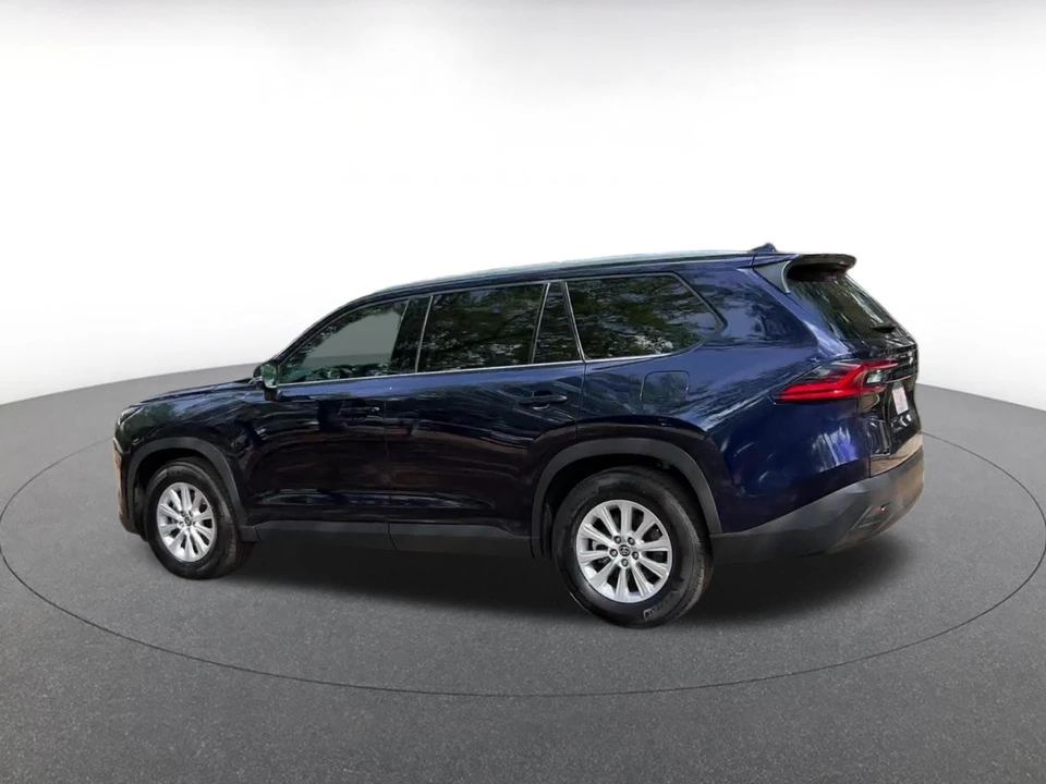 2025 Toyota Highlander - Image 8 of 31