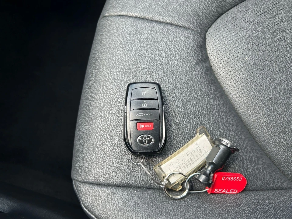 2025 Toyota Highlander - Image 19 of 31