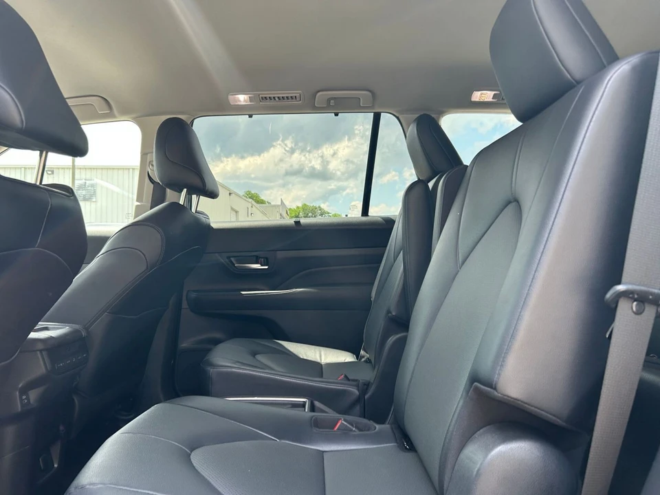 2025 Toyota Highlander - Image 23 of 31