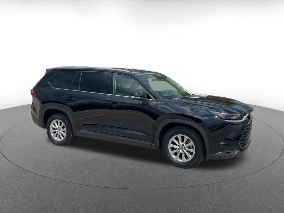 2025 Toyota Highlander - Image 2 of 31