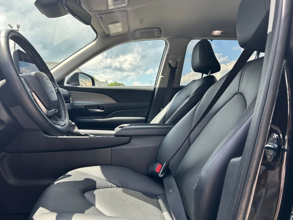 2025 Toyota Highlander - Image 24 of 31