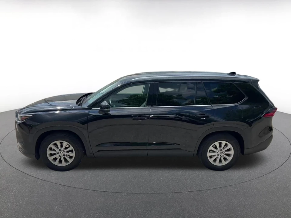 2025 Toyota Highlander - Image 9 of 31