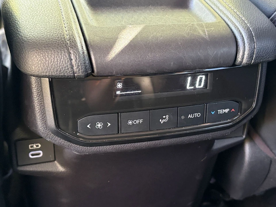 2025 Toyota Highlander - Image 14 of 31