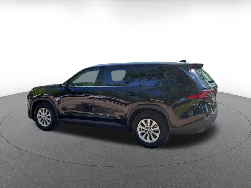 2025 Toyota Highlander - Image 8 of 31