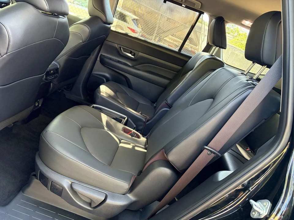 2025 Toyota Highlander - Image 22 of 31
