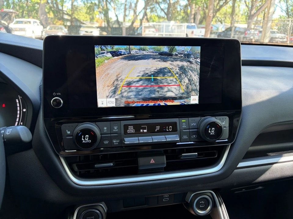 2025 Toyota Highlander - Image 21 of 31