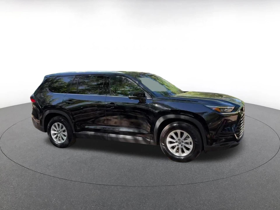 2025 Toyota Highlander - Image 2 of 31