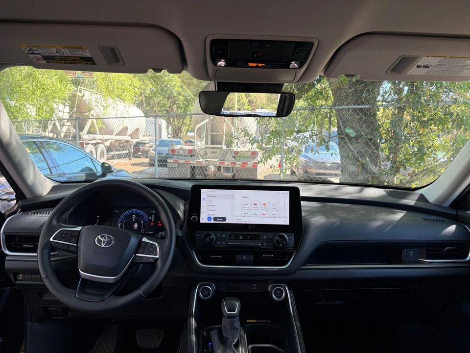 2025 Toyota Highlander - Image 30 of 31
