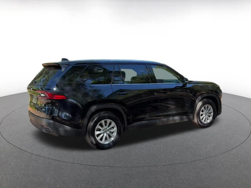 2025 Toyota Highlander - Image 12 of 31